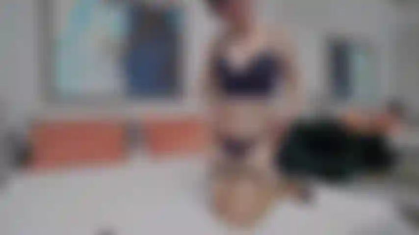 Provocándome y desvistiéndome.