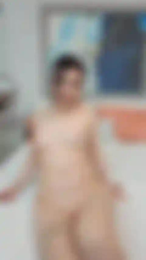 Desnuda, usando medias de nailon desnudas, provocándote con mis piernas.