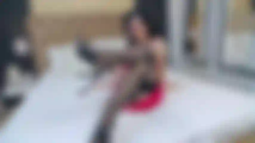 Pies sexys y zapatos colgantes.