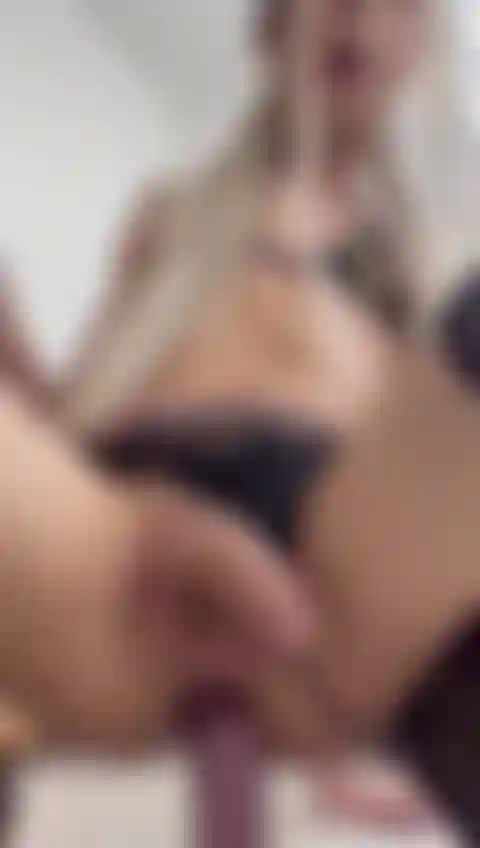 Me doy un rico polvo con mi consolador.