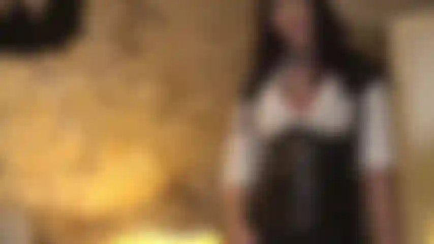 Tratando de seducir al brujo con mis seductoras curvas y encanto. Sé que la magia no funciona con él, pero haré que se enamore de mis dulces pechos de hechicero, haciendo que se corra directamente sobre ellos.