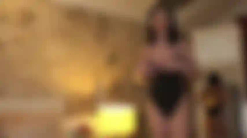 A la esposa sedienta le encanta ser traviesa con su electricista! En medio de un apagón las cosas se pondrán muy húmedas y descuidadas!