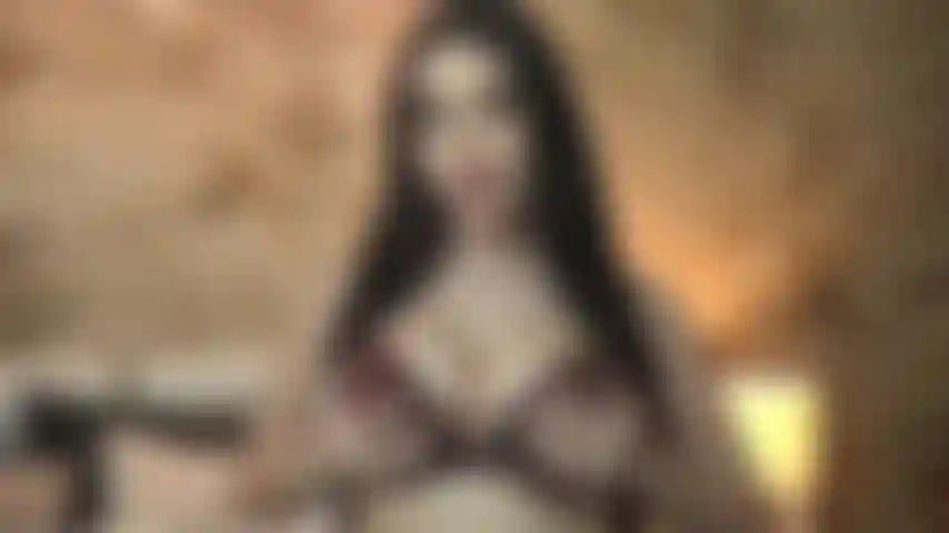 Bajo el hechizo de mis perfectas tetas naturales.