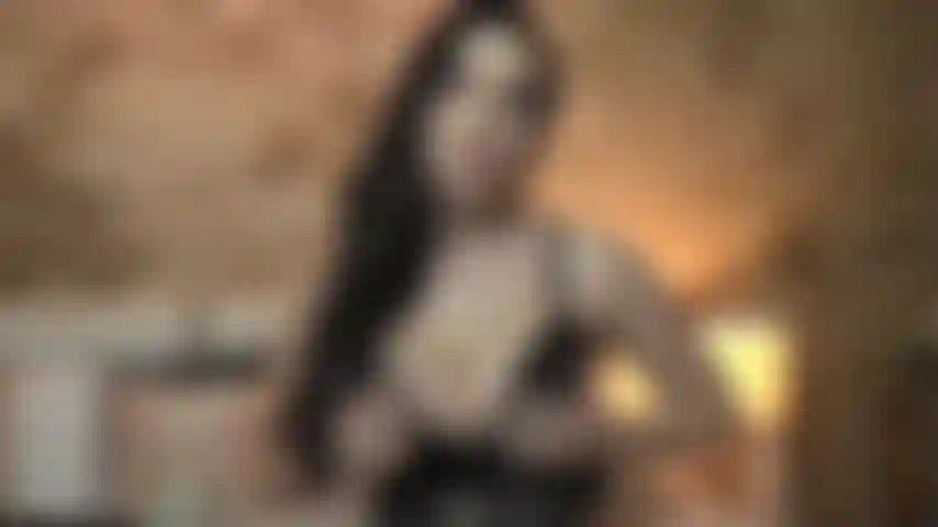 Te instruiré sobre cómo pajear tu polla palpitante, mientras olfateas e inhalas de mis senos.