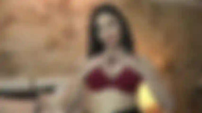 Me encanta verte inhalar, olfatearme y drogarte mucho, ¡así que te daré las instrucciones sobre cómo hacerlo, mientras te provoco con mis enormes tetas naturales!