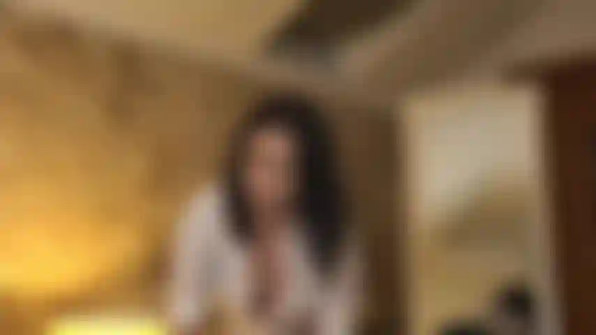 Una secretaria sexy que se hace cargo de la polla del jefe con sus grandes pechos y sus labios deliciosos! Adivina quién será el empleado del mes?