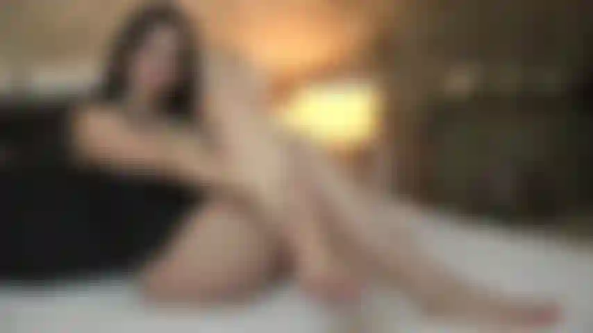 Mis dedos de los pies con pedicura roja y las plantas de los pies arqueadas son adoradas por un adicto a los pies!