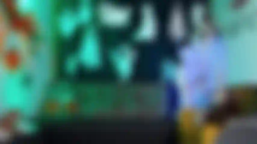 Bruja elfa mágica bailando.