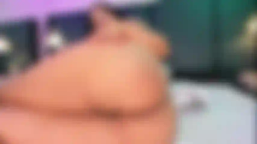 Aceite en mis tetas, tapón en mi culo, estoy esperando tu atención.