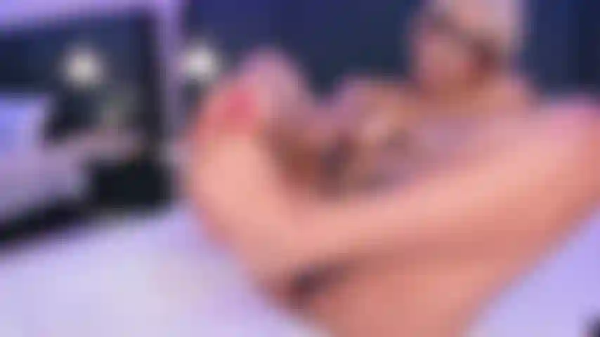 Sacudo mis dedos de los pies mientras me corro en mi juguete.