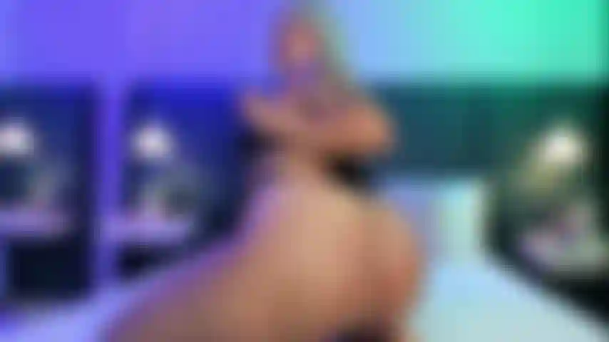 Una nena de piel de ébano que azota su enorme culo caliente pidiendo una polla gruesa que lo penetre!