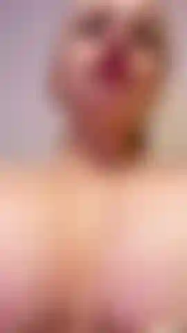 Te gusta ver saliva goteando sobre mis duros pezones.