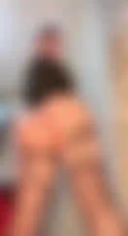 Mis nalgas se abren y se cierran cuando tu polla quiere entrar.