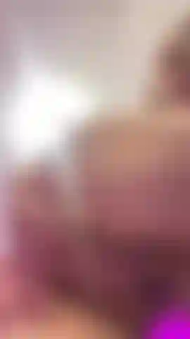 Escucha ese sonido húmedo cuando toco mi coño gordo que gotea sobre tu polla.