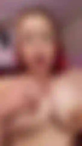 La saliva gotea por mis grandes tetas.