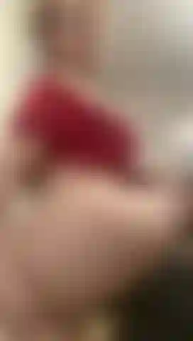 Culo redondo azotando y coño mojado goteando.