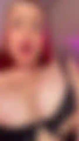 Tetas llenas de aceite con una polla en medio.