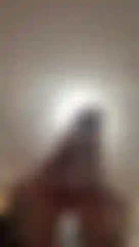 Me siento sobre ti usando mi silla transparente.