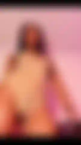 Una pequeña mujer de ébano.