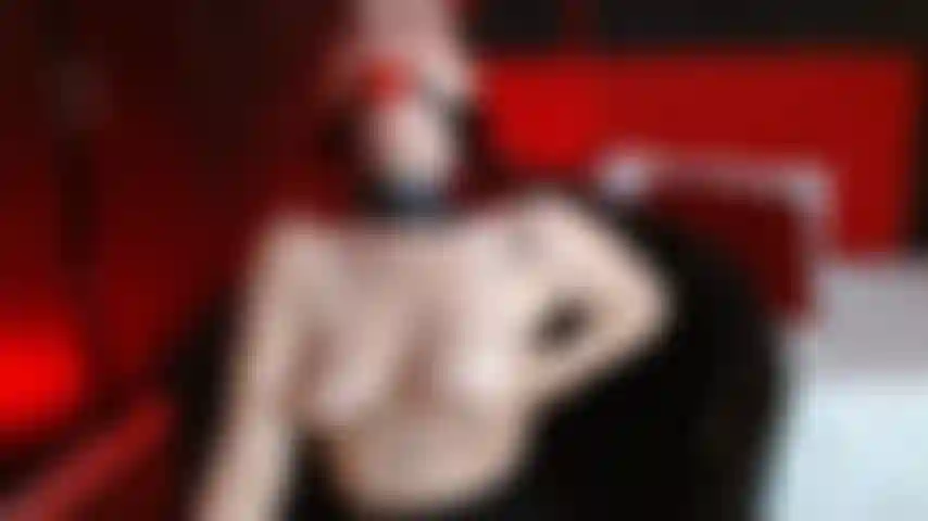 La vela lleva mis pezones al límite entre el placer y el dolor.