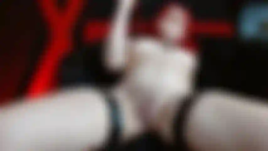 Desnuda, mi punto más sensible castigado por el látigo, cada golpe me deja temblando.