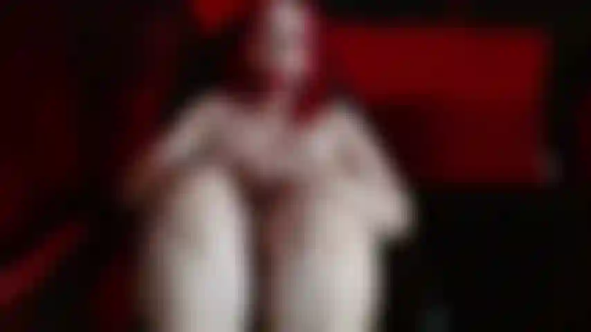 Cera caliente en mis pechos, pinzas en mis pezones y una mordaza en mi boca, pura felicidad sumisa.