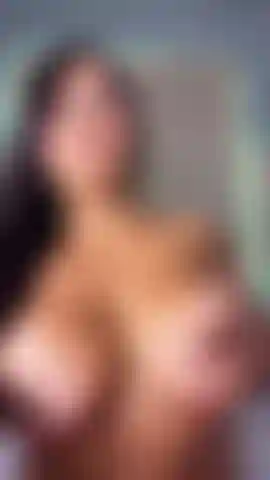 Masajeando mis grandes tetas.