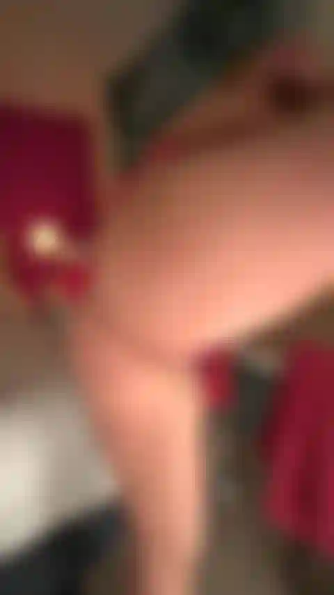 La chica rubia hace alarde de sus activos para ayudarte a poner tu polla en posición vertical!