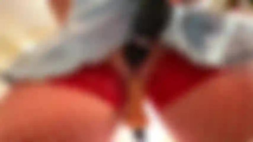 Vista frontal, hitachi en el clítoris, falda levantada, medias rojas, orgasmo, montando una máquina de follar con un consolador, coño cremoso y sucio.