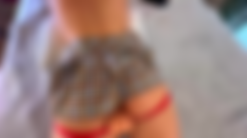 Minifalda plisada estilo tartán vista por detrás siendo follada por máquina sexual.