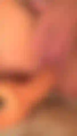 Video vertical de cerca chorreando cargas en una enorme máquina de follar con un consolador.