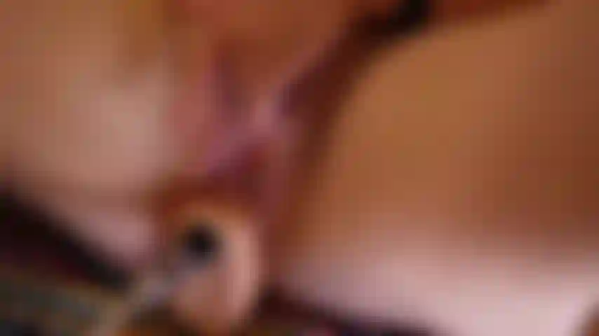 Súper empapada en una máquina de follar de cerca, grandes labios vaginales abrazando una polla.