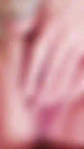 Video vertical de cerca un coño jugoso y abofeteando y frotando el clítoris y ¡muy mojado! Meto 2 dedos y chorrea.