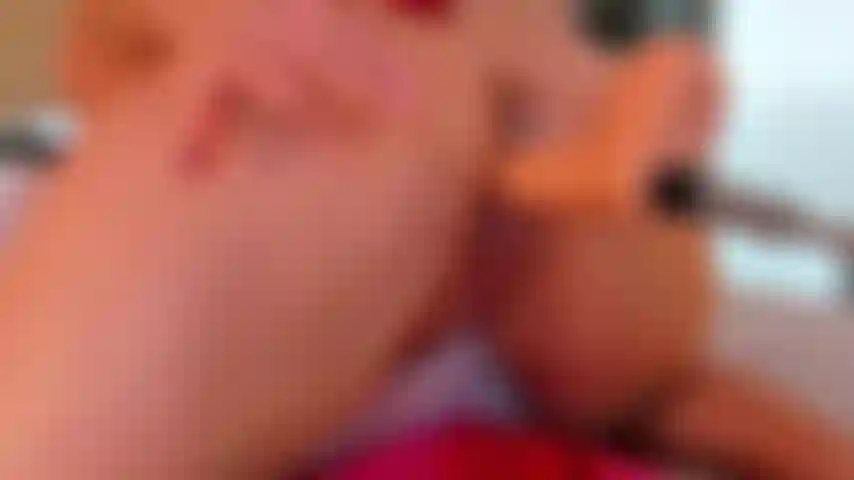 Follándome a mi perrita con una máquina de follar y goteando mucha humedad (grabación del programa de oro).