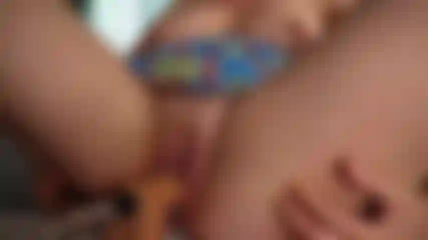 Máquina de follar golpeando los grandes labios del coño del misionero y el coño cremoso.