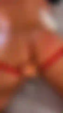 Orientación vertical, desnuda, follada por una máquina sexual y corrida como un perrito.