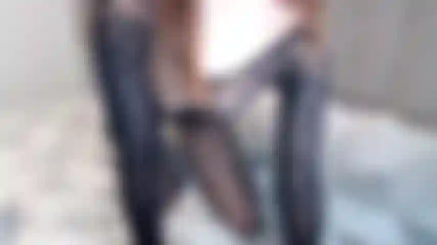 Enseñando tetas, culo y coño...