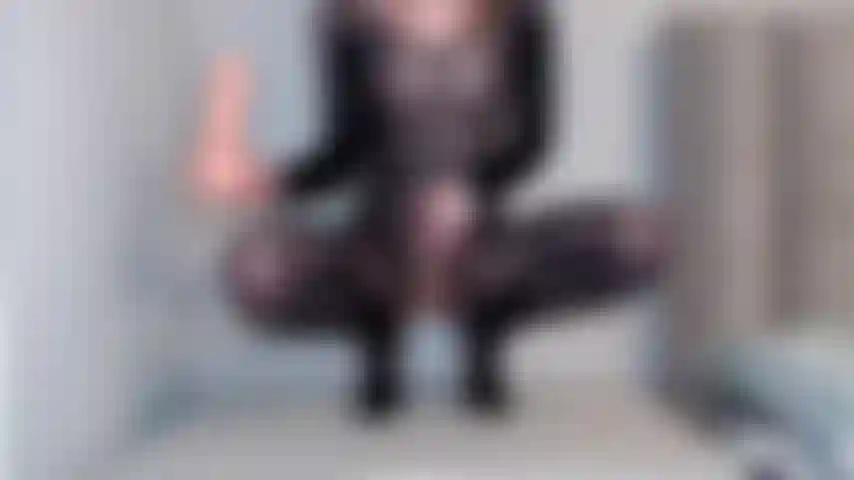 Monto mi consolador muy grande y me mojo mucho! Mírame correrme tan fuerte xx.