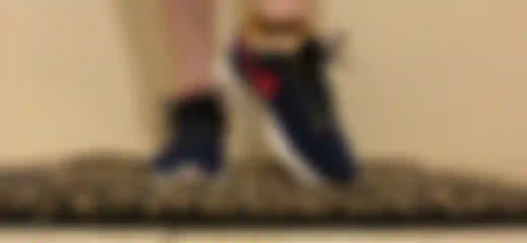 Has estado pidiendo que me huelas los calcetines. ¡Quítamelos! Trim.183636 E9-8189-4eef-bce8-a7862796df14.