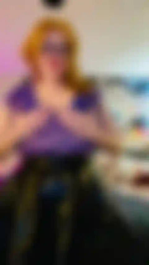 Provocándote con mi falda de cuero, ¡inclíname!