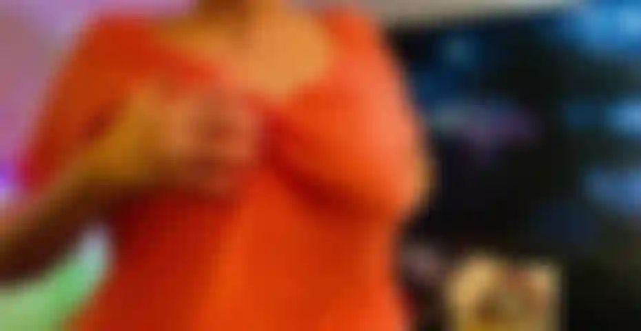 Aceitando mis suaves tetitas!