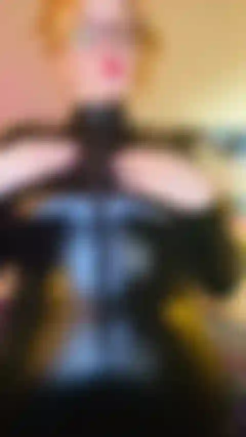 Tease catsuit de cuero brillante.