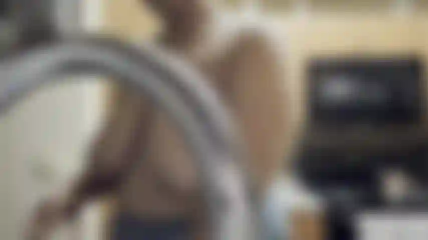 Dices que soy del tipo esposa. ¿Es esto lo que hace una esposa? Tareas del hogar con estas bolsas de diversión colgantes al aire. #Bbw #housewife #voyeur #bigtits.