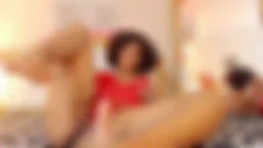 Mis pies hacen que te corras sobre ellos mientras tu polla se pone cada vez más dura.