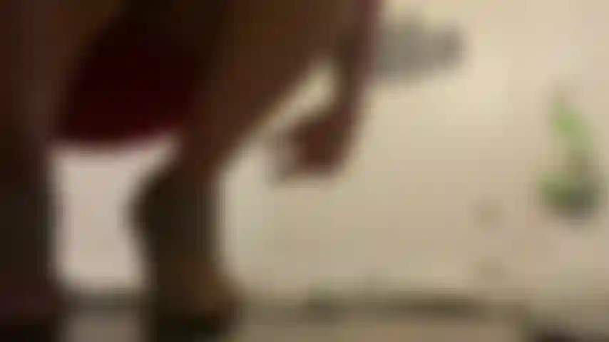 Vestido rojo y tacones altos.