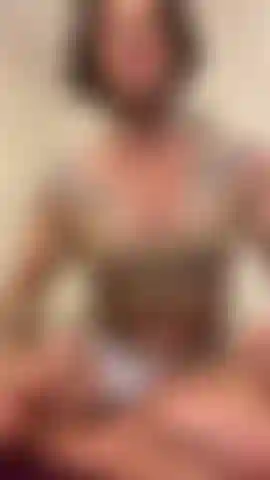 Posando músculos en top color canela.