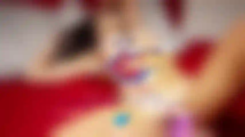 Follando mi apretado coño húmedo con un gran consolador.