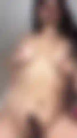 Te gusta que me monte encima de ti y cabalgar como una cowgirl, ves cómo mis pechos rebotan.