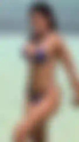 Desnuda en la playa.