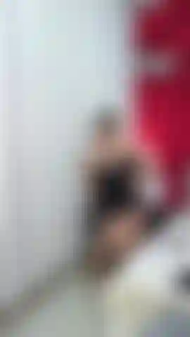 Con tacones, lencería fina y mirada peligrosa... Hoy soy tu debilidad. No esperes movimientos vulgares: aquí mando yo, con clase, ritmo y mucha, mucha malicia.